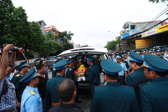  Hàng nghìn người thân, đồng đội đón linh cữu phi công Su-22 tại nhà riêng - Ảnh 7.