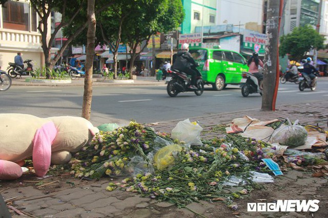 Rác thải ngập ngụa, bốc mùi hôi thối ở con đường đẹp nhất quận 10 TP.HCM - Ảnh 9.