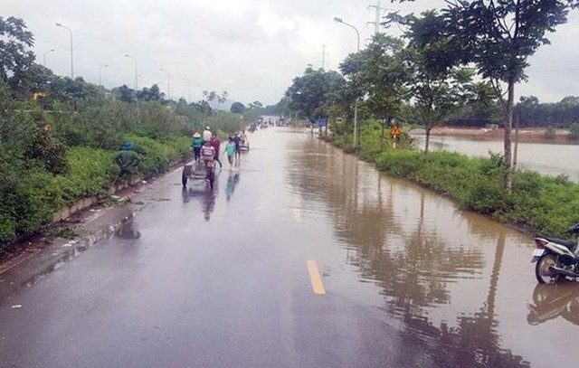  Đại lộ Thăng Long nhiều điểm vẫn ngập sâu, giao thông tê liệt - Ảnh 2.