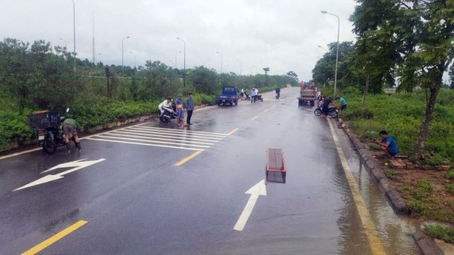  Đại lộ Thăng Long nhiều điểm vẫn ngập sâu, giao thông tê liệt - Ảnh 7.