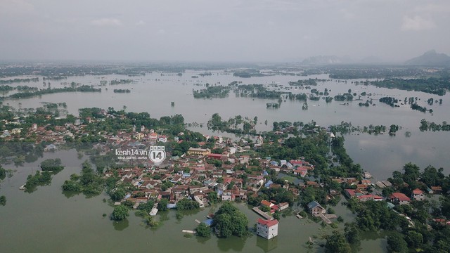 Nước vừa rút lại lên, người già trẻ nhỏ tiếp tục ùa ra đường tỉnh lộ vô tư bơi lội khi phương tiện bị cấm lưu thông - Ảnh 2.