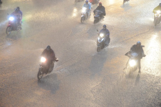 Đang ngập hàng loạt tuyến phố ở Hà Nội, giao thông tắc nghẽn kinh hoàng suốt nhiều giờ - Ảnh 1.