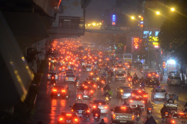Đang ngập hàng loạt tuyến phố ở Hà Nội, giao thông tắc nghẽn kinh hoàng suốt nhiều giờ - Ảnh 2.