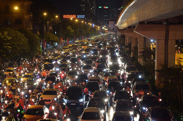 Đang ngập hàng loạt tuyến phố ở Hà Nội, giao thông tắc nghẽn kinh hoàng suốt nhiều giờ - Ảnh 11.