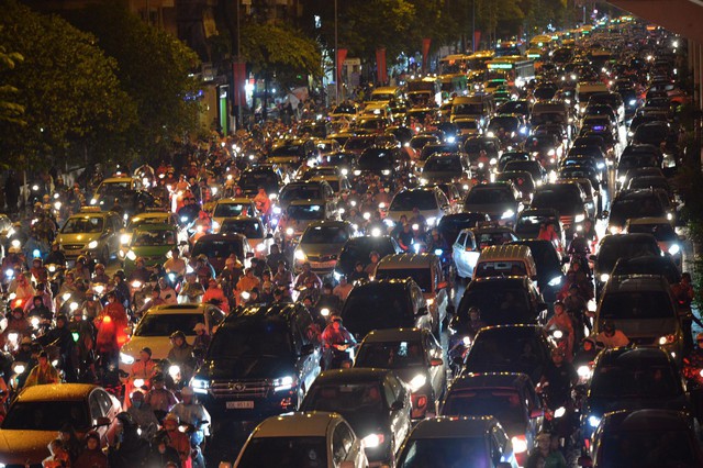 Đang ngập hàng loạt tuyến phố ở Hà Nội, giao thông tắc nghẽn kinh hoàng suốt nhiều giờ - Ảnh 17.