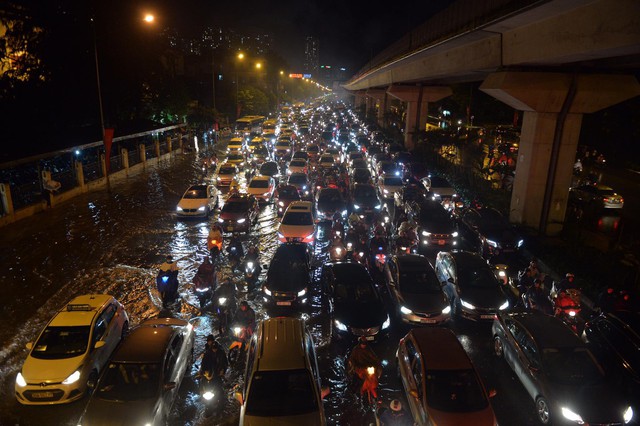 Đang ngập hàng loạt tuyến phố ở Hà Nội, giao thông tắc nghẽn kinh hoàng suốt nhiều giờ - Ảnh 18.