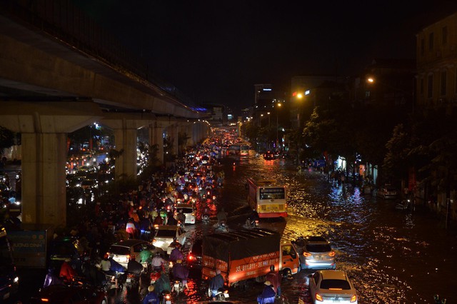 Đang ngập hàng loạt tuyến phố ở Hà Nội, giao thông tắc nghẽn kinh hoàng suốt nhiều giờ - Ảnh 19.