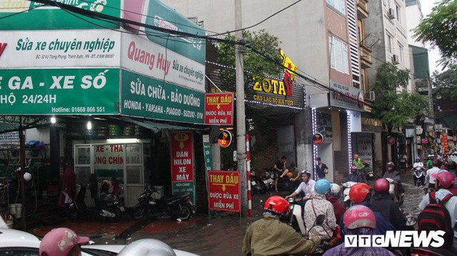 Video: Hốt bạc triệu nhờ dịch vụ sửa xe máy trên các tuyến phố ngập ở Hà Nội - Ảnh 3.