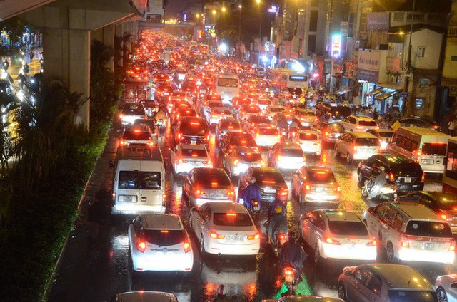 Đang ngập hàng loạt tuyến phố ở Hà Nội, giao thông tắc nghẽn kinh hoàng suốt nhiều giờ - Ảnh 4.