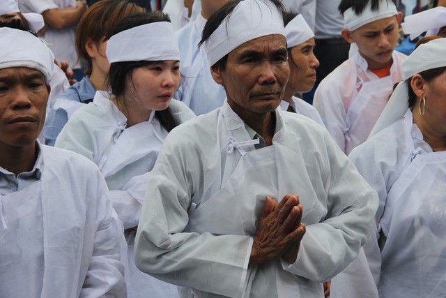 Vụ tai nạn thảm khốc 13 người chết: Áo tang trắng vùng quê nghèo miền Trung - Ảnh 6.