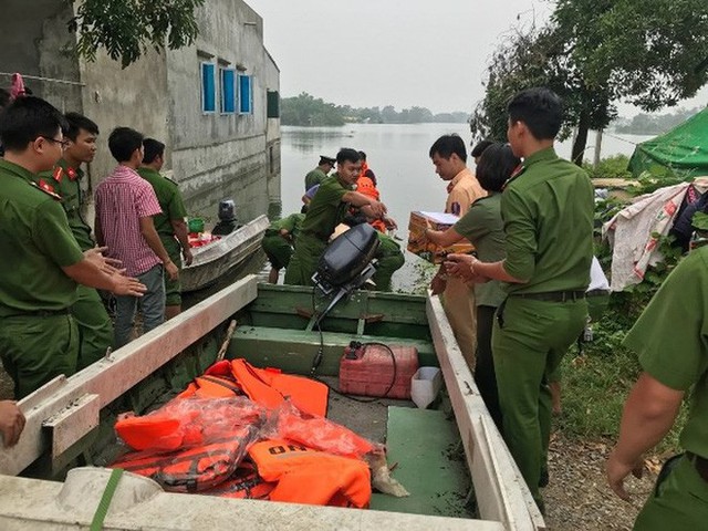  Tăng cường xuồng máy hỗ trợ bà con vùng ngập lụt Chương Mỹ - Ảnh 5.