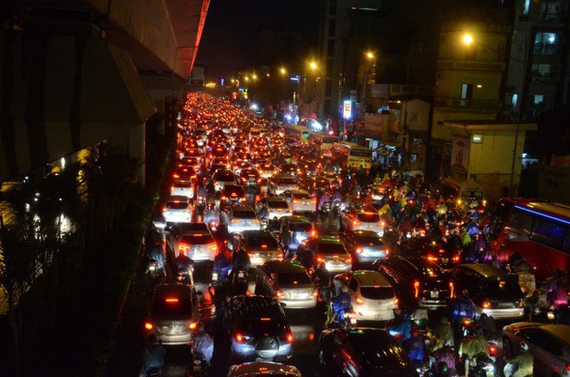 Đang ngập hàng loạt tuyến phố ở Hà Nội, giao thông tắc nghẽn kinh hoàng suốt nhiều giờ - Ảnh 5.