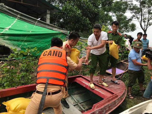  Tăng cường xuồng máy hỗ trợ bà con vùng ngập lụt Chương Mỹ - Ảnh 7.