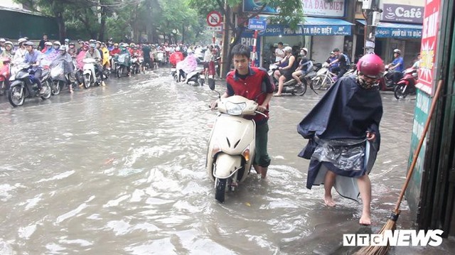 Video: Hốt bạc triệu nhờ dịch vụ sửa xe máy trên các tuyến phố ngập ở Hà Nội - Ảnh 7.