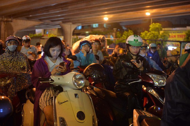 Đang ngập hàng loạt tuyến phố ở Hà Nội, giao thông tắc nghẽn kinh hoàng suốt nhiều giờ - Ảnh 8.