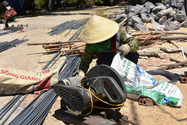 Chùm ảnh: Nắng nóng hoành hành, miền Trung điêu đứng - Ảnh 8.