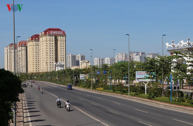 Nắng nóng kỷ lục, đường phố Hà Nội vắng như “chùa Bà Đanh“ - Ảnh 1.