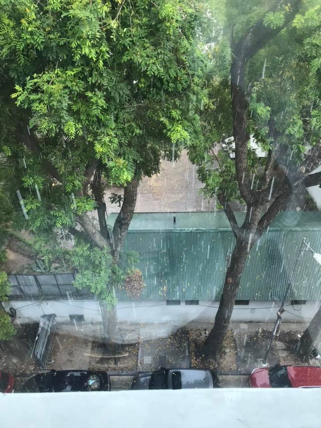 Thủ đô Hà Nội đón cơn mưa giải nhiệt đầu tiên sau những ngày nắng bỏng da rát thịt - Ảnh 6.