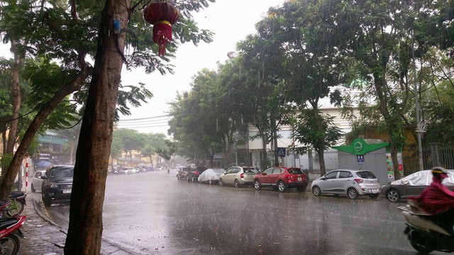 Thủ đô Hà Nội đón cơn mưa giải nhiệt đầu tiên sau những ngày nắng bỏng da rát thịt - Ảnh 4.