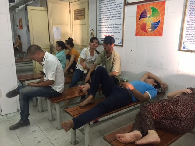 Người nhà bệnh nhân vạ vật trong nắng nóng 40 độ ở Hà Nội   - Ảnh 4.