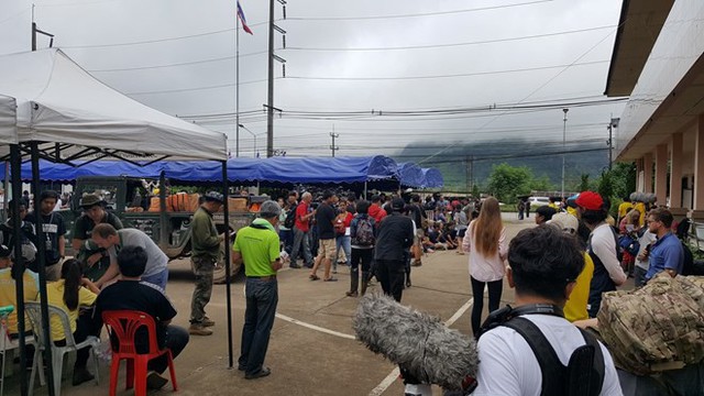Hàng trăm phóng viên quốc tế chờ điều thần kỳ từ hang Tham Luang - Ảnh 3.