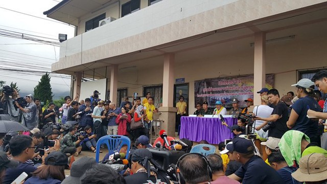 Hàng trăm phóng viên quốc tế chờ điều thần kỳ từ hang Tham Luang - Ảnh 4.
