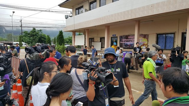 Hàng trăm phóng viên quốc tế chờ điều thần kỳ từ hang Tham Luang - Ảnh 6.