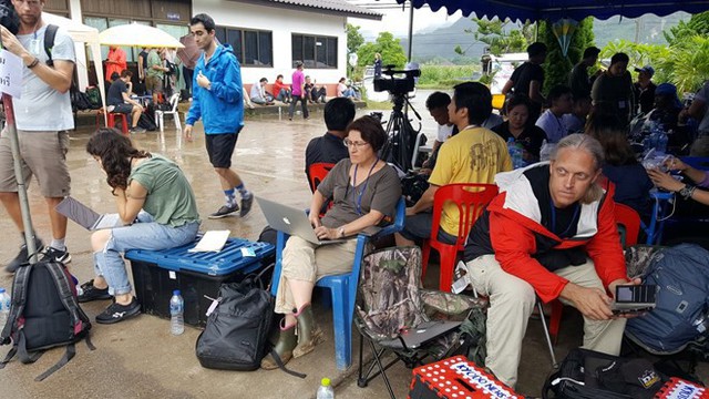 Hàng trăm phóng viên quốc tế chờ điều thần kỳ từ hang Tham Luang - Ảnh 7.