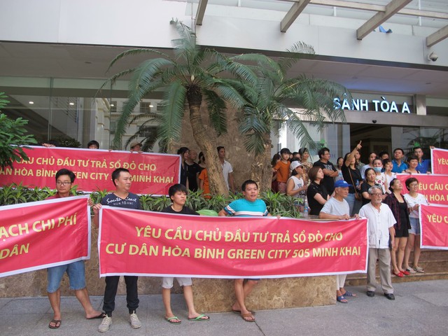 Sau công văn hỏa tốc của Hà Nội và cuộc gặp bất ngờ của đại gia “Đường bia”, cư dân Hòa Bình Green City mong sớm có sổ đỏ - Ảnh 1.