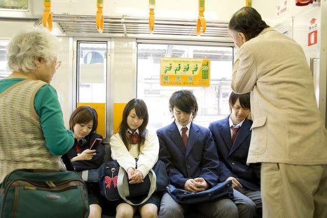 Nước Nhật rất lịch sự nhưng người trẻ ít khi nhường ghế cho người già và lí do đặc biệt phía sau - Ảnh 2.