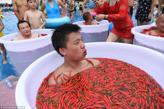Nhiệt độ lên đến gần 40 độ C, Trung Quốc vẫn tổ chức cuộc thi ngâm mình ăn ớt và tìm được quán quân - Ảnh 3.