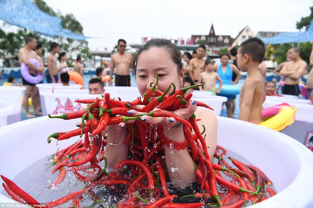 Nhiệt độ lên đến gần 40 độ C, Trung Quốc vẫn tổ chức cuộc thi ngâm mình ăn ớt và tìm được quán quân - Ảnh 5.