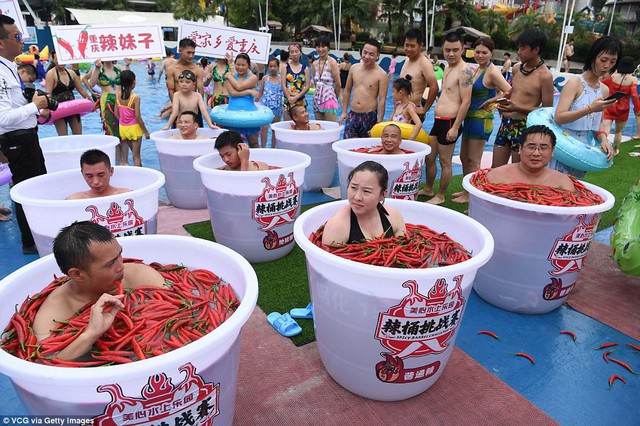 Nhiệt độ lên đến gần 40 độ C, Trung Quốc vẫn tổ chức cuộc thi ngâm mình ăn ớt và tìm được quán quân - Ảnh 10.