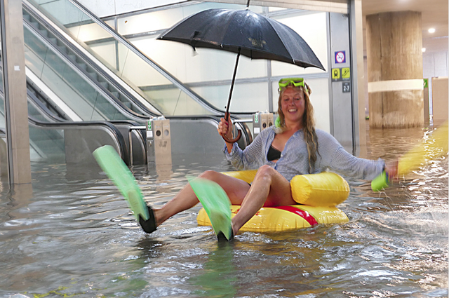 Nhà ga ở Thụy Điển biến thành bể bơi công cộng sau mưa lớn - Ảnh 3.