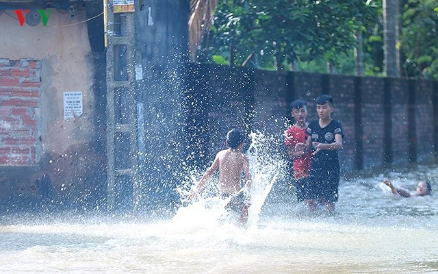 Ái ngại cảnh trẻ em vùng lụt Chương Mỹ vô tư bơi lội trong nước lũ - Ảnh 6.