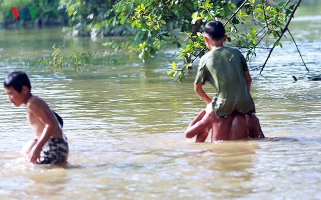 Ái ngại cảnh trẻ em vùng lụt Chương Mỹ vô tư bơi lội trong nước lũ - Ảnh 7.