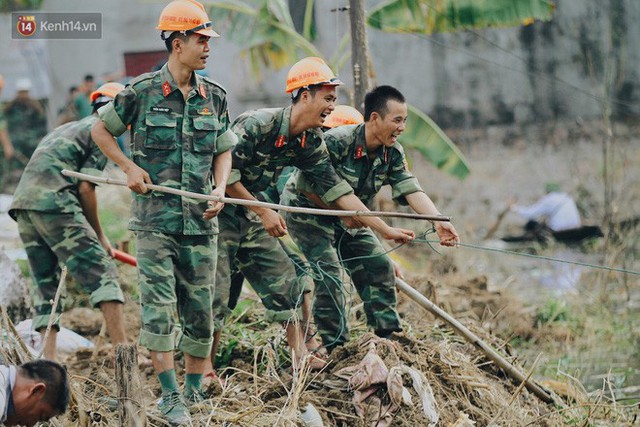 Vui như bà con Chương Mỹ sau trận lũ lịch sử: Mấy đứa cháu được về rồi, nhà cửa rộn ràng hẳn lên! - Ảnh 9.