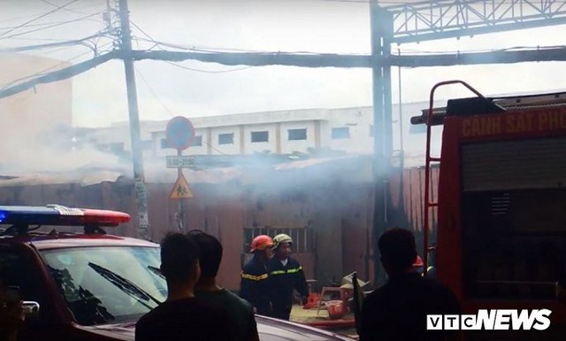 Bãi giữ xe bốc cháy dữ dội, nhiều ô tô bị thiêu rụi ở TP.HCM - Ảnh 2.