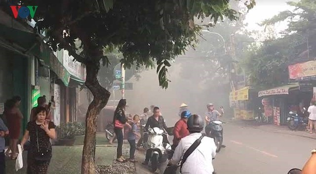 Cận cảnh vụ cháy bãi đậu ô tô gần sân bay Tân Sơn Nhất - Ảnh 1.