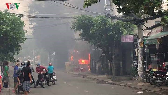 Cận cảnh vụ cháy bãi đậu ô tô gần sân bay Tân Sơn Nhất - Ảnh 5.