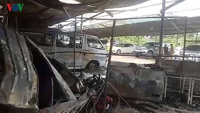 Cận cảnh vụ cháy bãi đậu ô tô gần sân bay Tân Sơn Nhất - Ảnh 6.