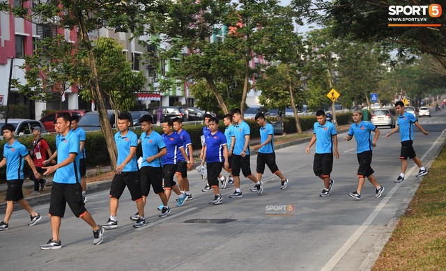 HLV Park Hang Seo cẩn thận cùng ban huấn luyện ngăn xe cho học trò băng qua đường tập luyện - Ảnh 1.