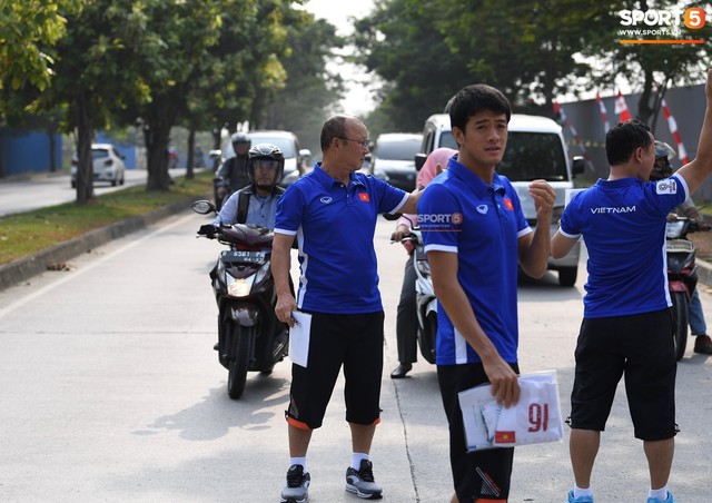 HLV Park Hang Seo cẩn thận cùng ban huấn luyện ngăn xe cho học trò băng qua đường tập luyện - Ảnh 5.