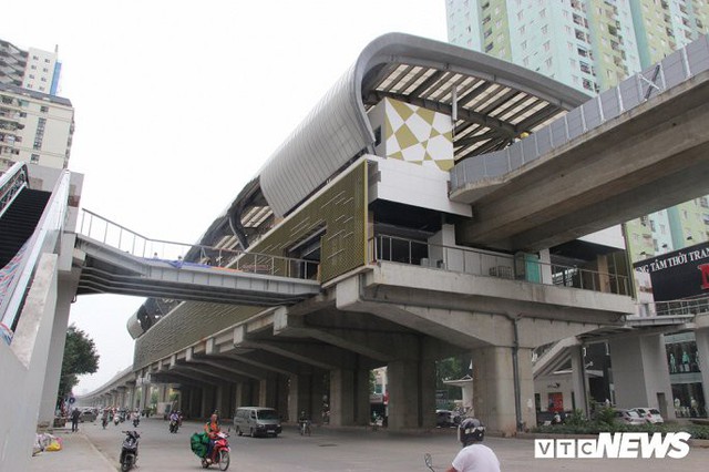 Ga tàu trên cao Cát Linh - Hà Đông: Thang cuốn phơi mưa nắng, bạt phủ rách tơi tả - Ảnh 1.