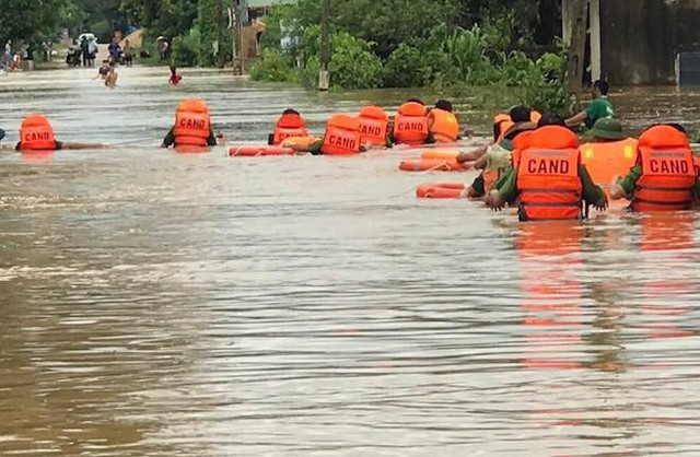  Mưa lũ làm quốc lộ ngập sâu, lợn treo trên cao, gà nhảy lên cây trốn lũ ở Nghệ An - Ảnh 7.