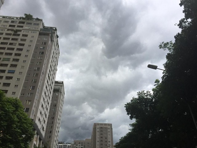 Hình ảnh bầu trời Hà Nội ấn tượng trong cơn dông, nhiều người hối hả về nhà tránh mưa lớn - Ảnh 4.