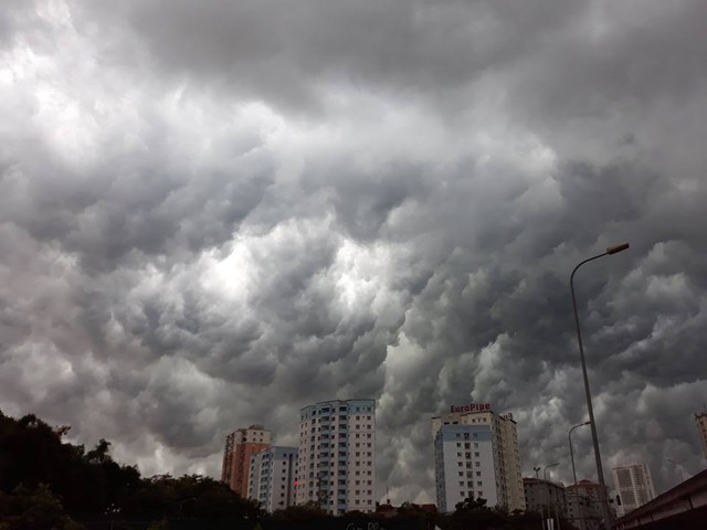 Hình ảnh bầu trời Hà Nội ấn tượng trong cơn dông, nhiều người hối hả về nhà tránh mưa lớn - Ảnh 11.