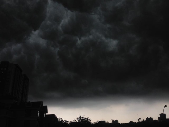 Hình ảnh bầu trời Hà Nội ấn tượng trong cơn dông, nhiều người hối hả về nhà tránh mưa lớn - Ảnh 8.