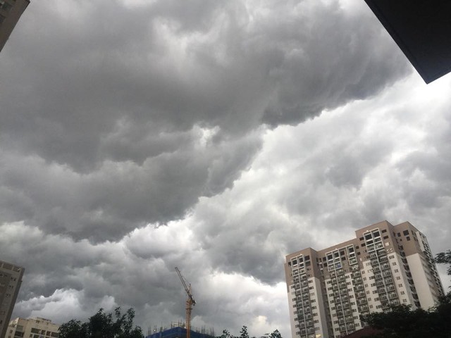Hình ảnh bầu trời Hà Nội ấn tượng trong cơn dông, nhiều người hối hả về nhà tránh mưa lớn - Ảnh 5.