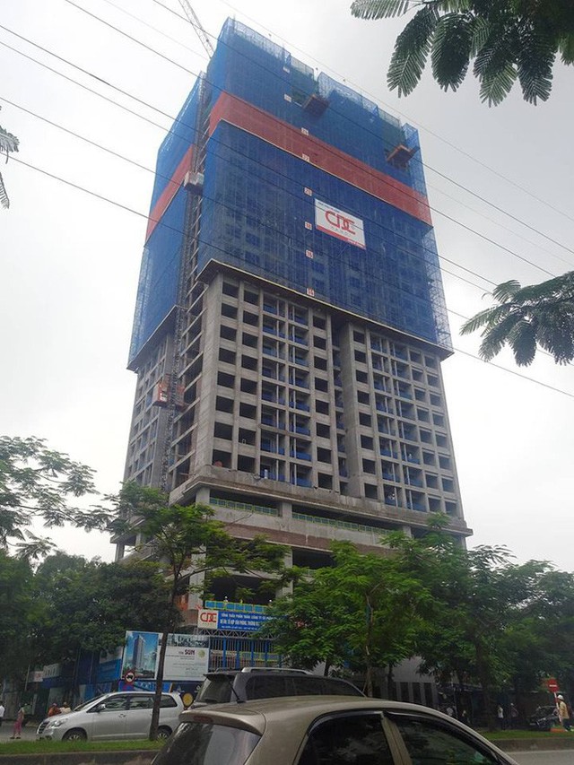  Đứt cáp cẩu toà nhà 33 tầng ở Hà Nội, vật liệu rơi xuyên thủng mái nhà điều hành, có người bị thương - Ảnh 1.
